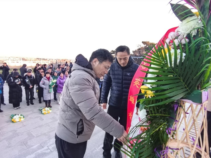 敬献花篮、整理绶带(左起:汤帜、赵东岩).jpg