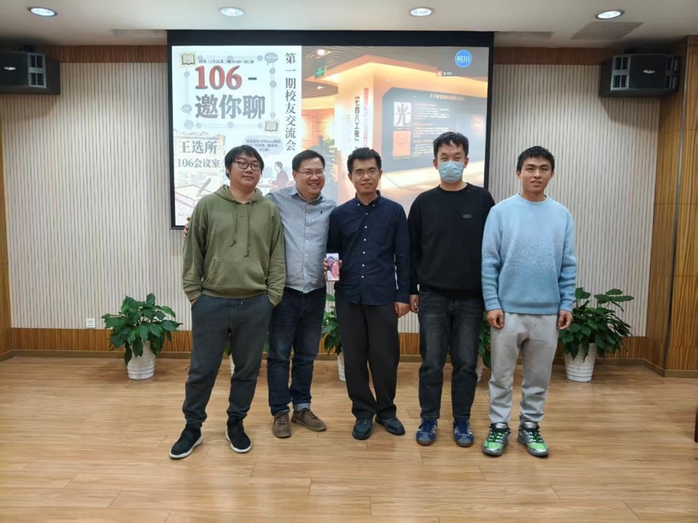 图6:主持人贺文强校友和四位主讲校友合影.jpg
