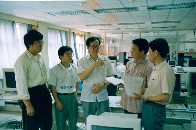 王选和学生2.jpg